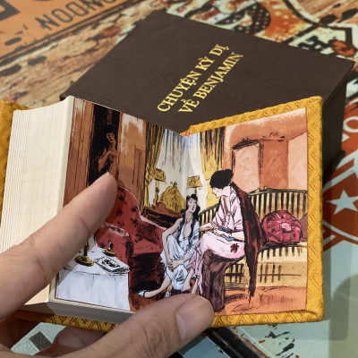 (Bản vi quyền in 100 cuốn bản kèm hộp meca cứng trong 3 mặt và bộ 3 postcard màu) CHUYỆN KỲ DỊ VỀ BENJAMIN – F. Scott Fitzgerald – Nguyễn Việt Hải dịch - Phúc Minh Books