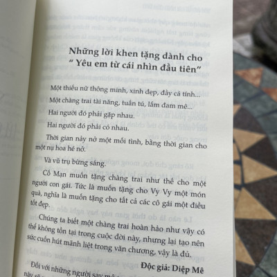 (Bìa mềm – Tặng Bookmark 2 nhân vật) YÊU EM TỪ CÁI NHÌN ĐẦU TIÊN – Cố Mạn – Nguyễn Trang - Thuý Thuý dịch – Minh Quang Books – NXB Văn Học