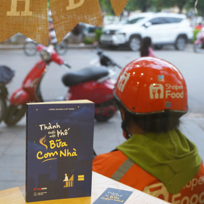 Sách Thành Phố Thiếu Một Bữa Cơm Nhà - Hồng Nhung & Mỹ Hưng
