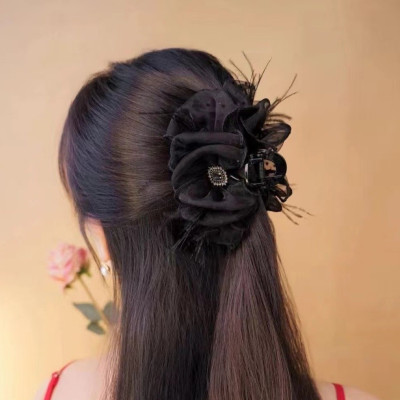 Kẹp tóc sau cỡ lớn nơ đen lông vũ đính charm sang trọng