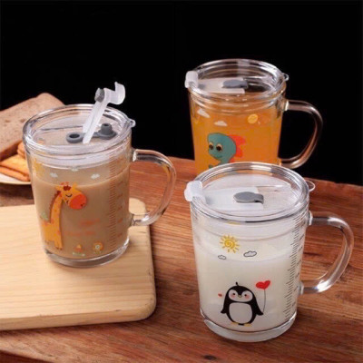 Cốc pha sữa, uống nước thủy tinh 400ml chia vạch cho bé có ống hút và nấp đậy chống tràn cho bé (mẫu ngẫu nhiên) - HENRYSA