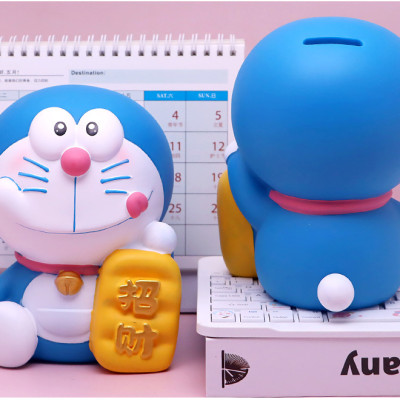 Ống Tiết Kiệm MÈO MÁY DOREAMON CẦM BẢNG HEO TIẾT KIỆM TRANG TRÍ_ Hàng chính hãng