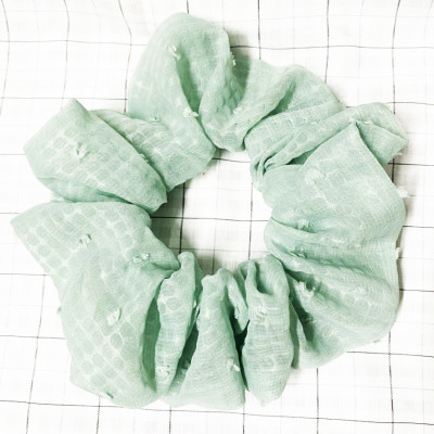 Cột tóc scrunchies xanh chấm bi size trung