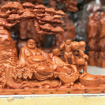 Tượng phật di lặc tam phúc ngồi ngự gốc cây tùng  bằng gỗ hương đa kt 45×32×15cm