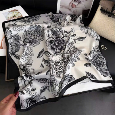 KHĂN QUÀNG CỔ LỤA HÌNH VUÔNG THỜI TRANG