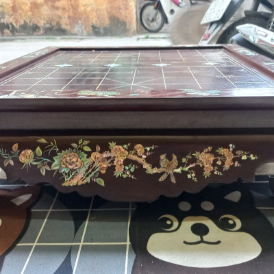 BÀN CỜ TƯỚNG GỖ GÕ KHẢM ỐC KẾT HỢP VỎ BÀO NGƯ XANH ĐỎ  KT 60×70×20CM 