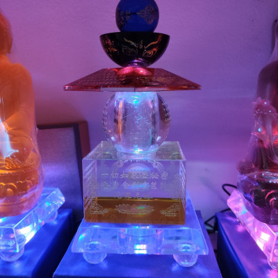 Đế đèn led đổi màu làm sáng tượng trang trí