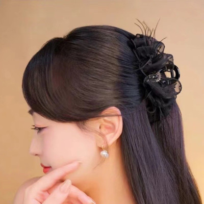 Kẹp tóc sau cỡ lớn nơ đen lông vũ đính charm sang trọng