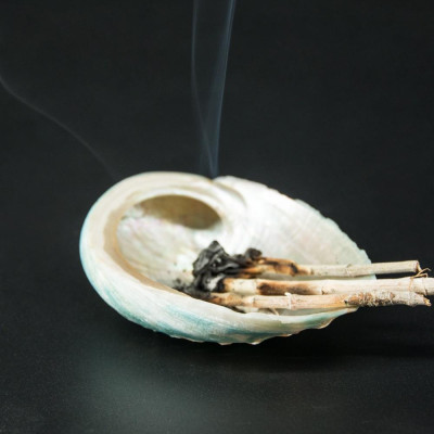 Đĩa đựng xô thơm thơm và Palo santo