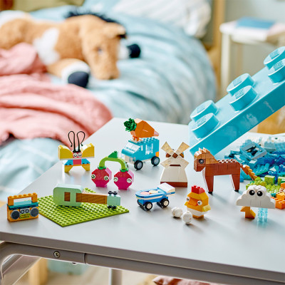 Đồ Chơi Lắp Ráp Thùng Gạch Sáng Tạo Sống Động 850 Chi Tiết LEGO CLASSIC 11038