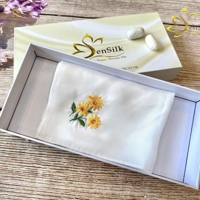 Khăn Tay Thêu Hoa Dã Quỳ SenSilk – Quà Kỷ Yếu, lụa tơ tằm Bảo Lộc 35 X 35 CM