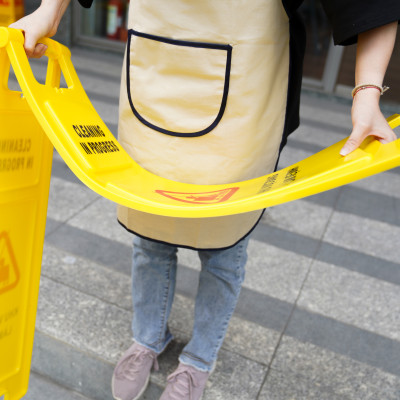 Biển cảnh báo khu vực đang vệ sinh - chữ A - 2 kiểu