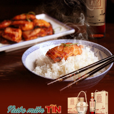 Nước mắm Tĩn cá cơm than nhãn đỏ 40N chai thủy tinh (500ml/chai) sánh đặc thịt cá, không chất bảo quản