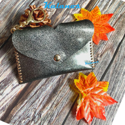 Ví nữ mini móc khóa nhỏ gọn da bò cao cấp handmade với nắp cách điệu hình trái tim độc đáo Kalanos KMKN60-Den màu đen