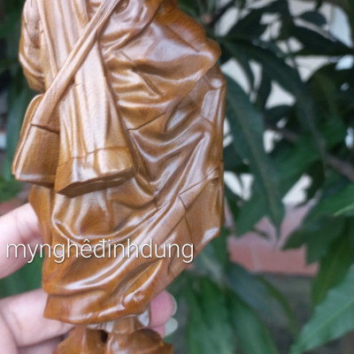 Tượng thầy thích minh tuệ bằng gỗ bách xanh thơm nức kt cao 30x11x9cm 