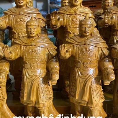 Tượng vua Quang Trung bằng gỗ bách xanh thơm nức cao 40x13x11cm 