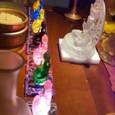 Đế đèn led đổi màu làm sáng tượng trang trí