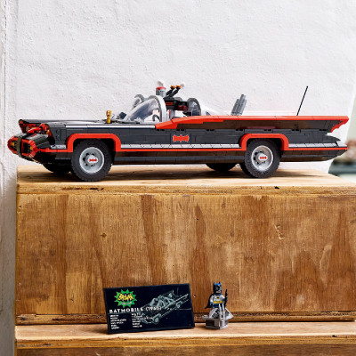 LEGO SUPERHEROES 76328 Đồ Chơi Lắp Ráp Xe Batmobile Huyền Thoại (1822 chi tiết)