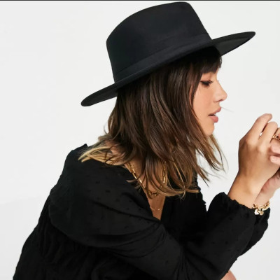 Nón mũ phớt cao bồi Fedora nam nữ phối đai đen vành rộng 7cm chất liệu nỉ.  Nón mũ phớt cao bồi Fedora dành cho cả nam và nữ. Thiết kế với đai đen và vành  rộng 7cm, tạo nên phong cách thời trangddona25070101