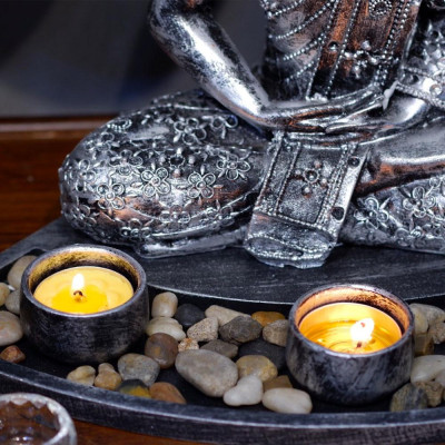 Tượng phật thiền định kèm đế nến tặng 10 cốc nến bơ - Mani Decor