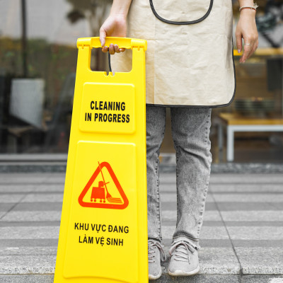 Biển cảnh báo khu vực đang vệ sinh - chữ A - 2 kiểu