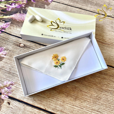 Khăn Tay Thêu Hoa Dã Quỳ SenSilk – Quà Kỷ Yếu, lụa tơ tằm Bảo Lộc 35 X 35 CM