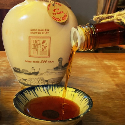 Nước mắm Tĩn cá cơm than nhãn xưa 41N ( tĩn gốm 500ml) sánh đặc thịt cá, không chất bảo quản