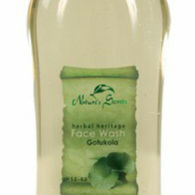 2.	Nước rửa mặt thảo dược chuyên sâu Nature’s Secret - Herbal Heritage chiết xuất rau má, dung tích 215 ml.