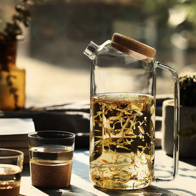 Bình thủy tinh Borosilicate với kiểu dáng miệng bình hơi nghiêng và nắp gỗ hình nút áo