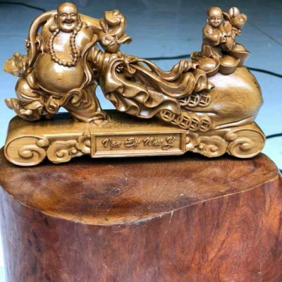 Tượng phật di lặc kéo bao tiền bằng gỗ bách xanh thơm nức kt 20×12×6cm