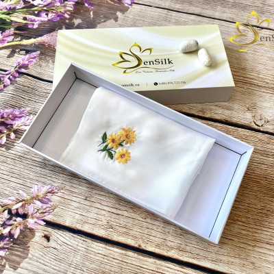 Khăn Tay Thêu Hoa Dã Quỳ SenSilk – Quà Kỷ Yếu, lụa tơ tằm Bảo Lộc 35 X 35 CM