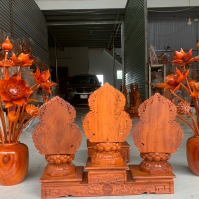 Combo bộ tượng phật tam thánh và kệ chân đế bằng gỗ hương đá + với 2 bình hoa sen 17 cành ,hoa ,lá gương  