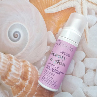 Sữa rửa mặt tạo bọt Eveline Beauty & Glow làm sáng da 150ML