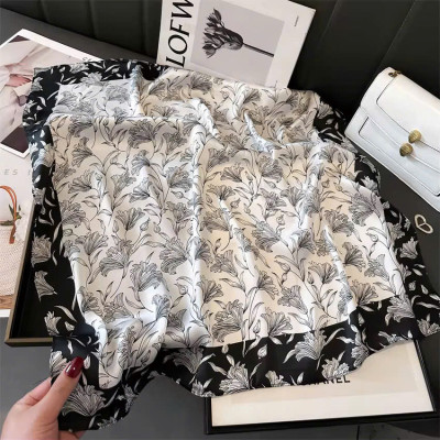 KHĂN QUÀNG CỔ LỤA HÌNH VUÔNG THỜI TRANG
