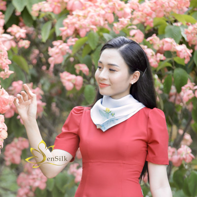 Khăn Lụa Thời Trang Vẽ Tay Cao Cấp SenSilk Hoa Hồng Vàng 55x55cm – Quà Tặng Khách VIP