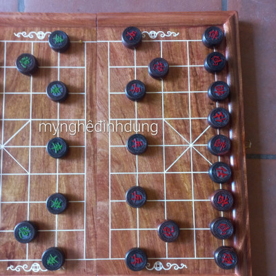 Bộ bàn cờ tướng  bằng gỗ hương đá 50x50x3.5cm +quân cò gỗ trắc đỏ đen đẹp long lanh kt 4.0x1.5cm 