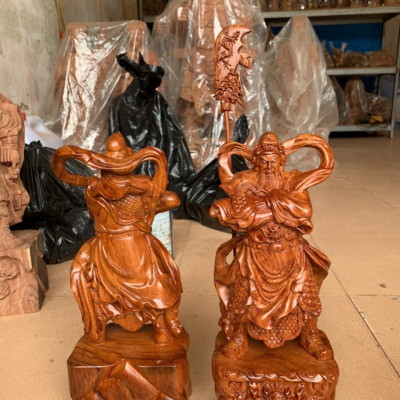 Tượng quan công khoanh tay đứng trên đầu hổ phù bằng gỗ hương đá kt cao 50×18×15cm