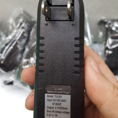 1 Cục Sạc Pin đa năng, sạc được cho pin 18650, pin AA và pin AAA - Hàng chính hãng