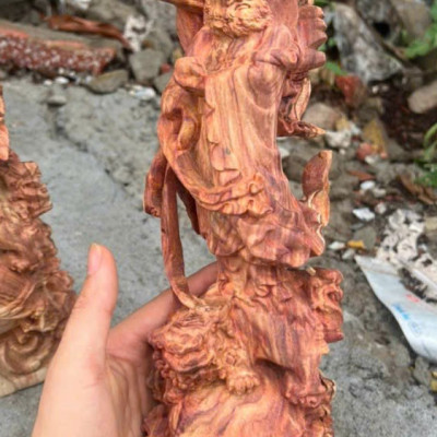 Tượng đạt ma sư tổ bằng gỗ sưa đỏ bắc kt 30×11×7cm 