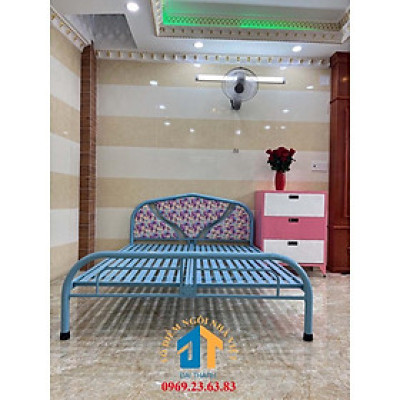 Giường sắt kiểu tròn cách điệu 1m4 dài 2m màu xanh dương