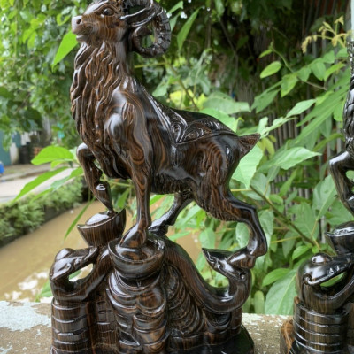 Tượng con dê phong thủy bằng gỗ mun hoa kt cao 30×19×9cm