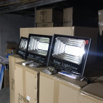 Đèn pha led năng lượng mặt trời 300W