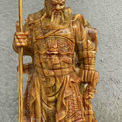 Tượng quan công gỗ huyết long đứng trên đầu hổ phù kt cao 30