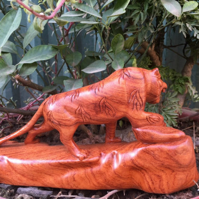 Tượng con hổ chúa tể sơn lâm bằng gỗ hương đá kt 55×25×12cm