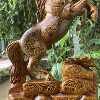 Tượng con ngựa phong thủy tài lộc bằng gỗ mun đuôi công kt cao 50×27×9cm