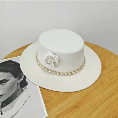 Nón mũ nỉ fedora: Thiết kế vành bằng phối hạt đai xích gắn hoa, tạo nên vẻ ngoài trắng nhã. Chất liệu nỉ mềm mại, mang lại cảm giác thoải mái khi sử dụng. Kiểu dáng nón fedora hợp thời trang, phù hợp với nhiều phong cách thời trang Dona25090905