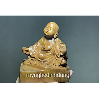Tượng chú tiểu an nhiên bằng gỗ bách xanh thơm nức kt cao 12x10cm