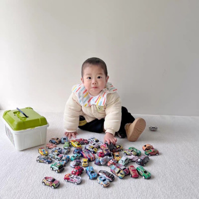 Hộp  30 xe  ô tô  đồ chơi , nhỏ nhắn xinh xắn , đa dạng nhiều màu 