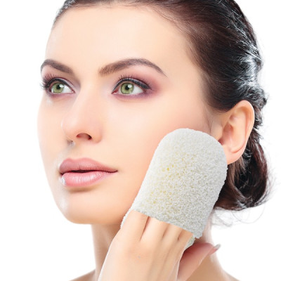 Bông bọt biển tẩy tế bào chết cần tay tiện dụng Suri tặng kèm móc khoá