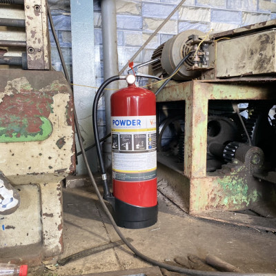 Bình chữa cháy bột ABC 4kg Vinafoam V4-P có tem kiểm định đạt công suât dập tắt 2A55B